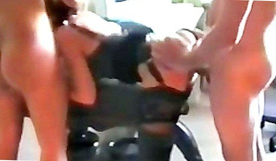 Доведя его член до каменного состояния наглая шлюха насадила свой анус и стонала так громко, как только могла онлайн видео