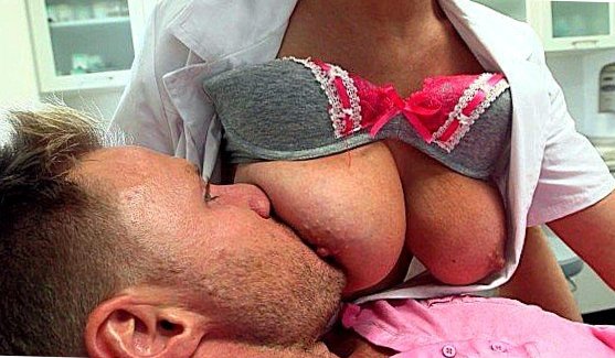 Красотка перед совокуплением разрабатывает свою Анальный сексьную дырочку, ласкает киску, а когда приходит её любовник, делает ему Минет и оральный секс, а затем уже подставляет Анальный секс, дабы тот засадил в жопу ей свой член онлайн видео